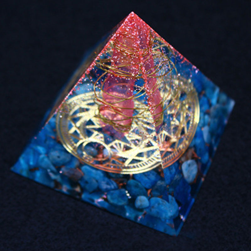 Pyramide d'orgone en quartz rouge Olivenorma avec lapis-lazuli
