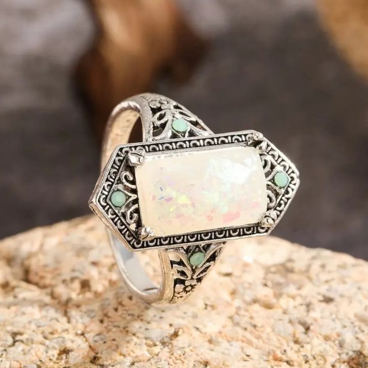 Bague en argent antique avec opale blanche carrée Olivenorma