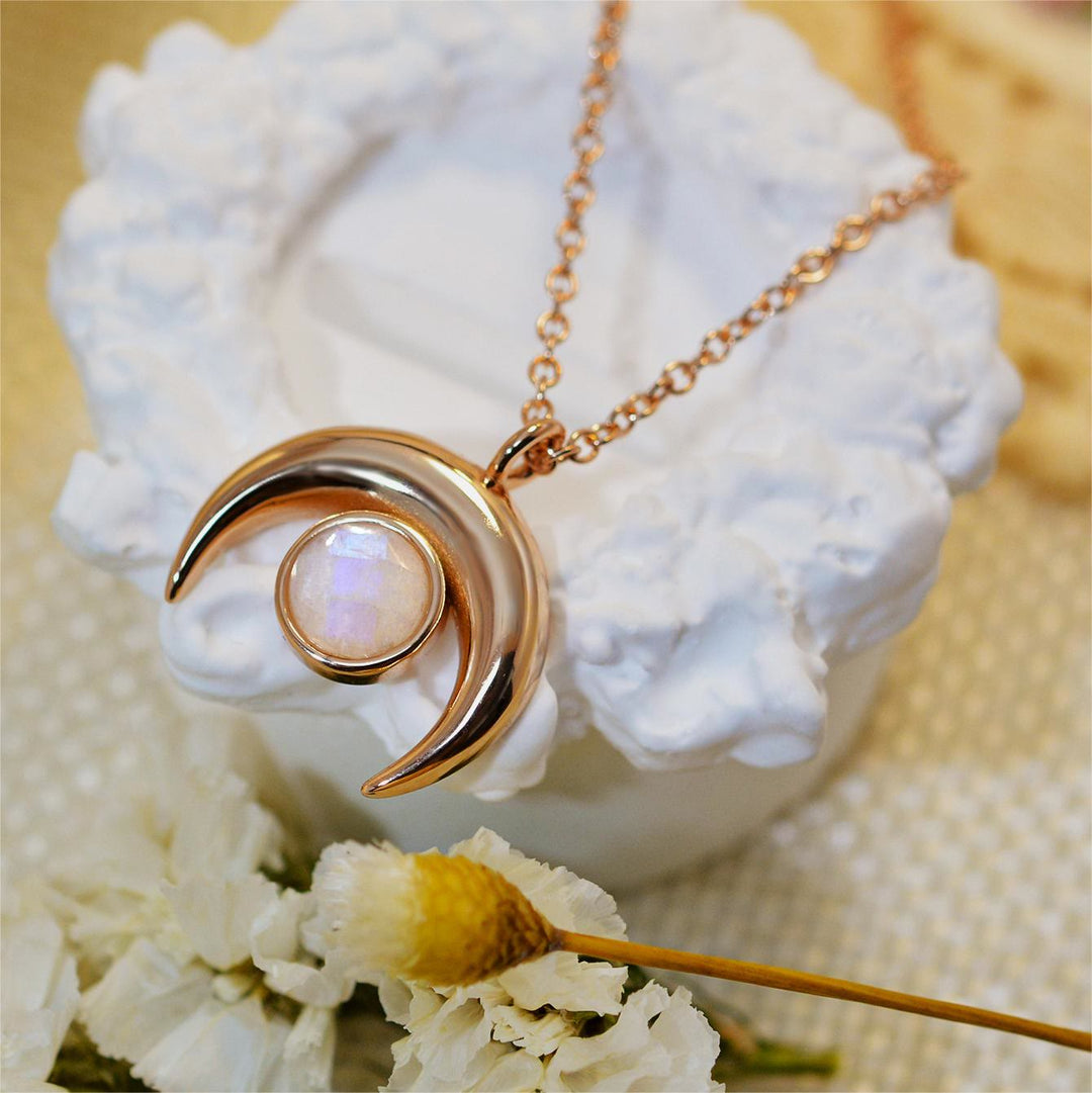 Collier pendentif en forme de lune en pierre de lune naturelle Olivenorma