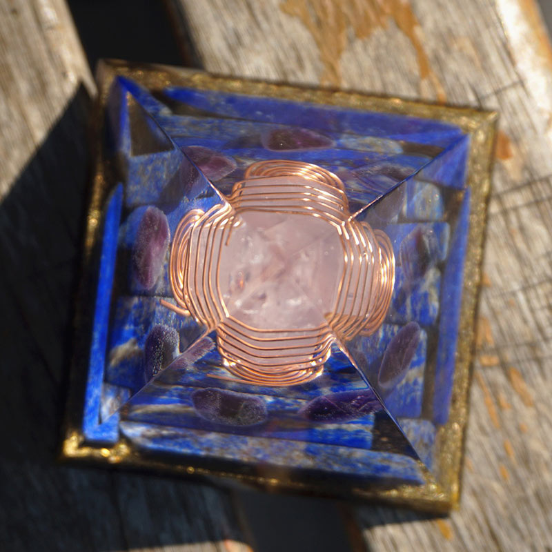 Pilier en quartz rose Olivenorma avec pyramide orgonite en lapis-lazuli