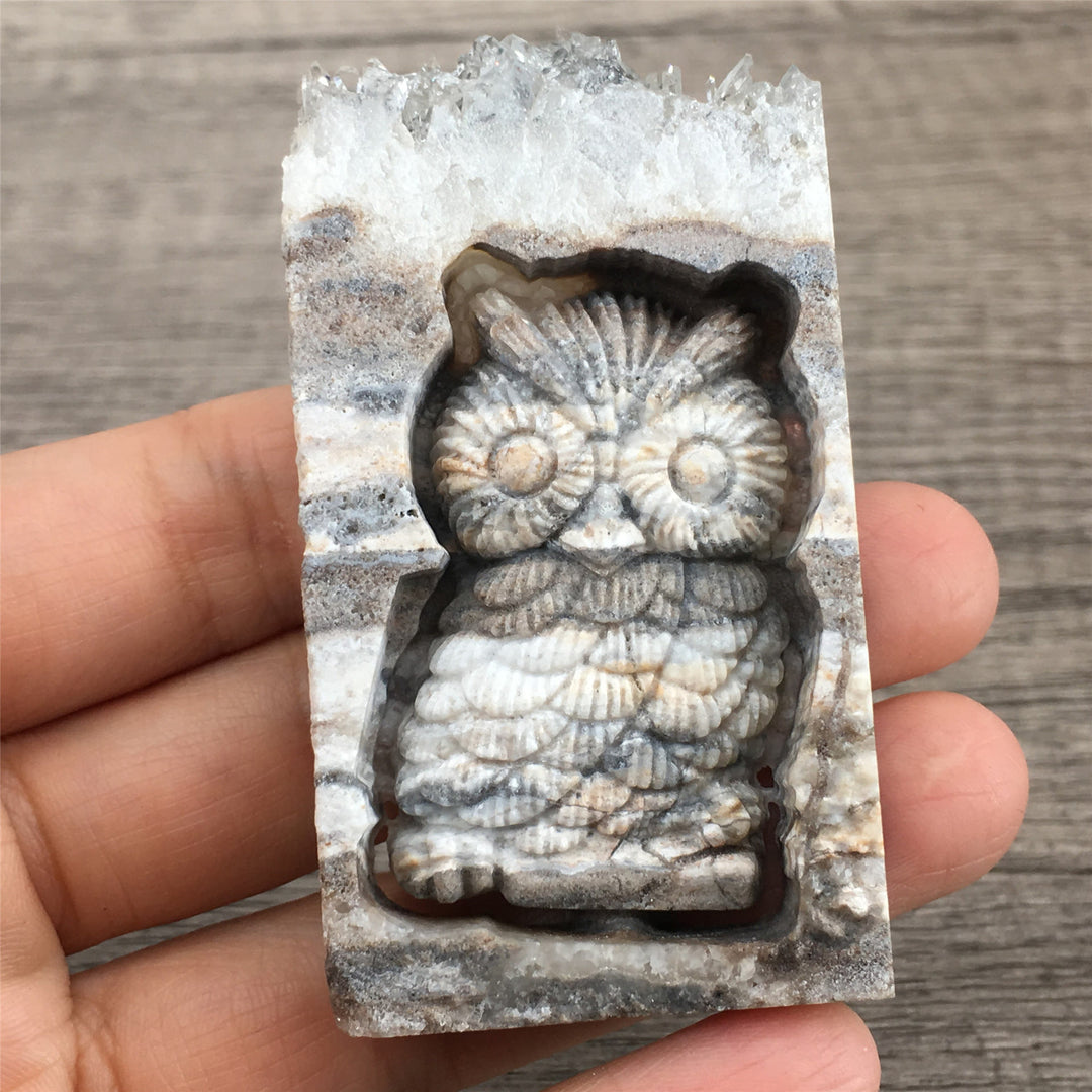 Ornement artisanal en cristal sculpté en forme de hibou en cristal naturel Olivenorma
