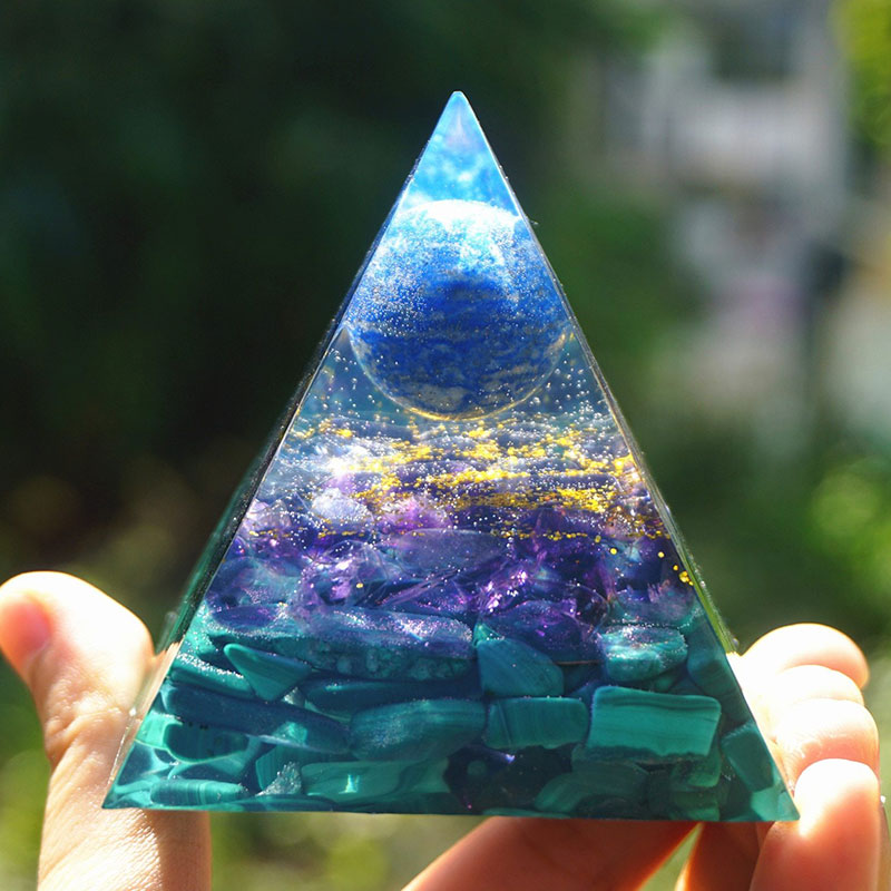 Sphère de lapis-lazuli Olivenorma avec pyramide d'améthyste et de malachite
