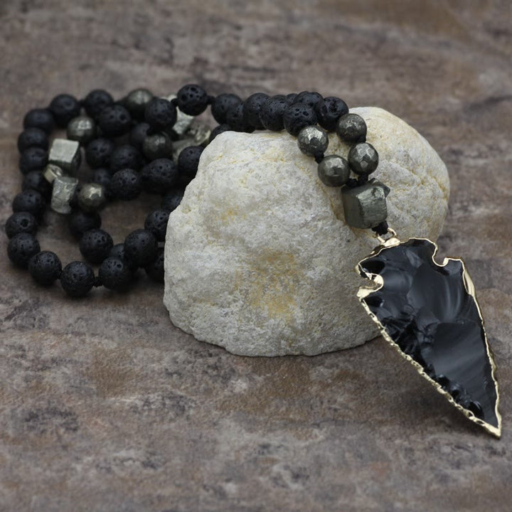 Collier Mala avec pendentif en forme de flèche en pierre de lave obsidienne Olivenorma