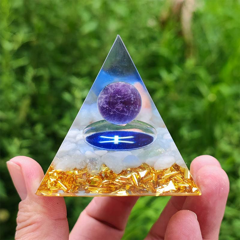 Pyramide d'orgone du zodiaque Poissons en améthyste Olivenorma avec agate blanche