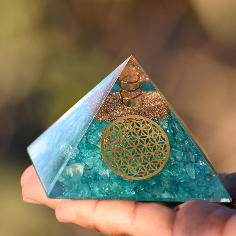 Cristal transparent Olivenorma avec pyramide orgone de guérison aigue-marine