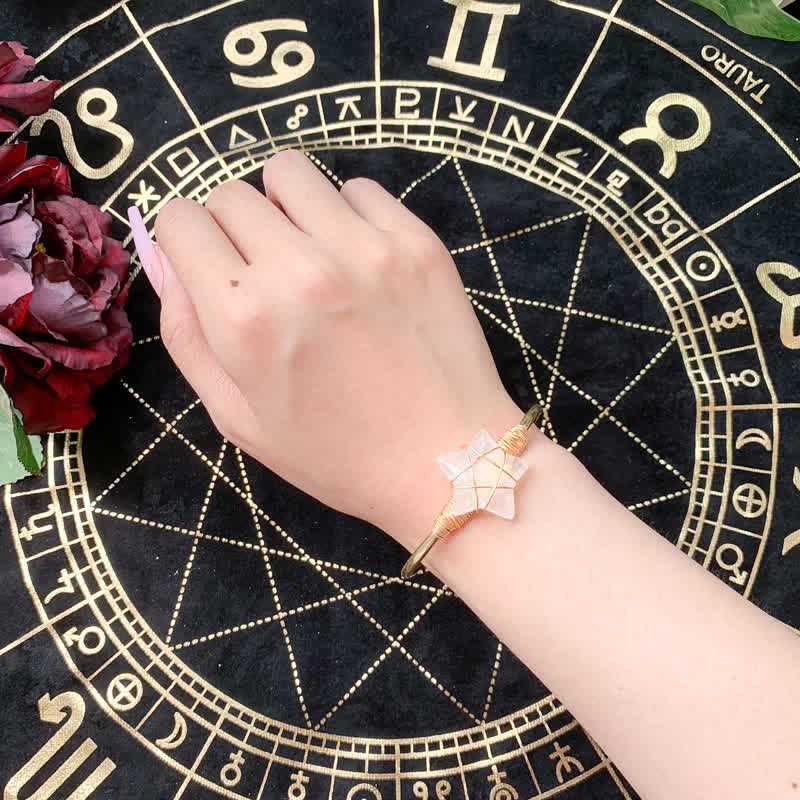 Bracelet en pierres précieuses en forme d'étoile enveloppé de fil d'or Olivenorma