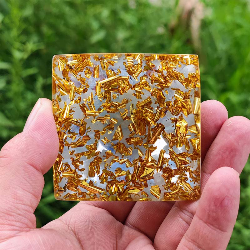 Pyramide d'orgone du zodiaque Poissons en améthyste Olivenorma avec agate blanche