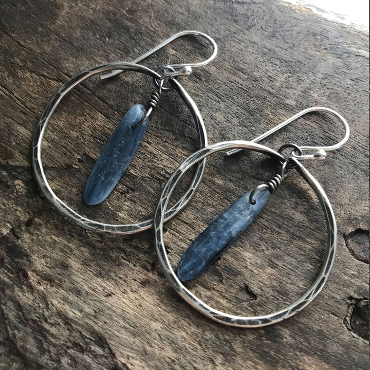 Boucles d'oreilles créoles rétro Olivenorma en lapis-lazuli