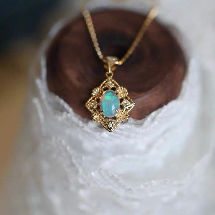 Collier avec pendentif en forme de losange découpé en opale naturelle Olivenorma