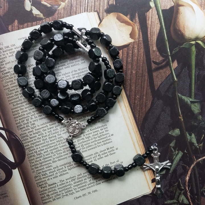 Collier chapelet carré noir en bois avec croix Olivenorma