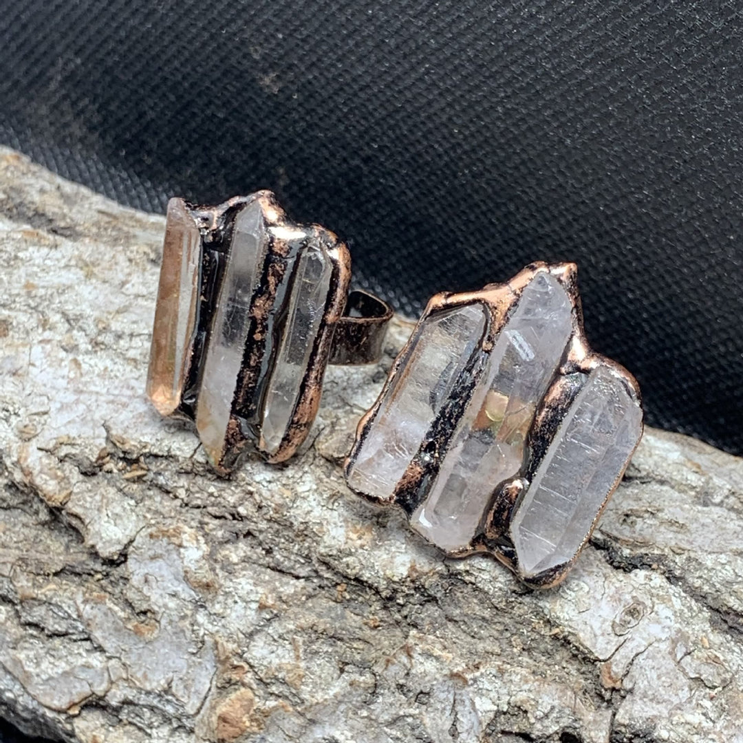 Bague réglable à triple combinaison irrégulière en quartz clair naturel Olivenorma