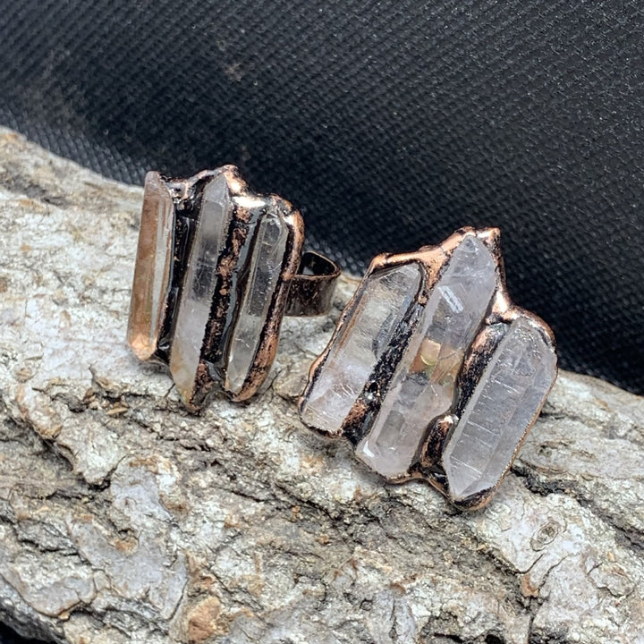 Bague réglable à triple combinaison irrégulière en quartz clair naturel Olivenorma