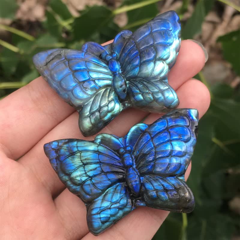 Décoration en pierre précieuse de labradorite avec papillon magique