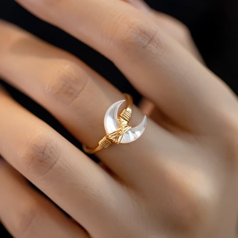 Bague ajustable ouverte en croissant de nacre Olivenorma