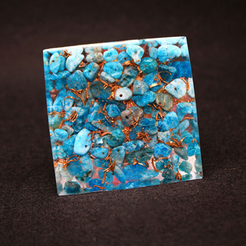 Pyramide d'orgone en quartz rouge Olivenorma avec lapis-lazuli