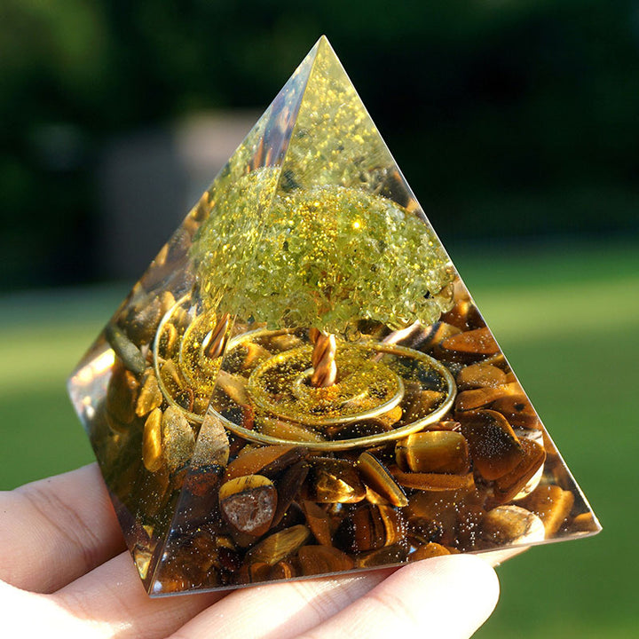 Péridot Olivenorma avec pyramide d'orgone de l'arbre de vie en œil de tigre