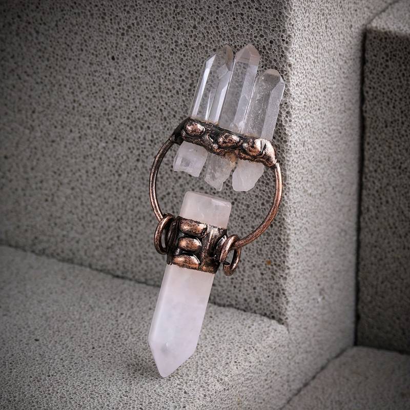 Collier en pierre précieuse pilier hexagonale en quartz clair irrégulier Olivenorma