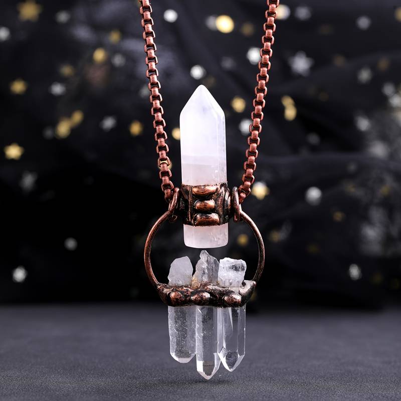 Collier en pierre précieuse pilier hexagonale en quartz clair irrégulier Olivenorma