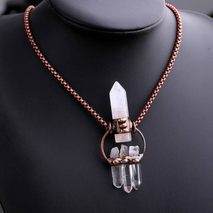Collier en pierre précieuse pilier hexagonale en quartz clair irrégulier Olivenorma