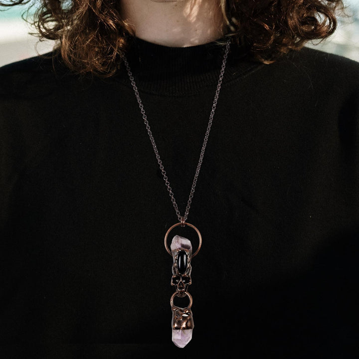 Collier avec pendentif en pierre précieuse en forme de crâne en onyx noir et améthyste Olivenorma