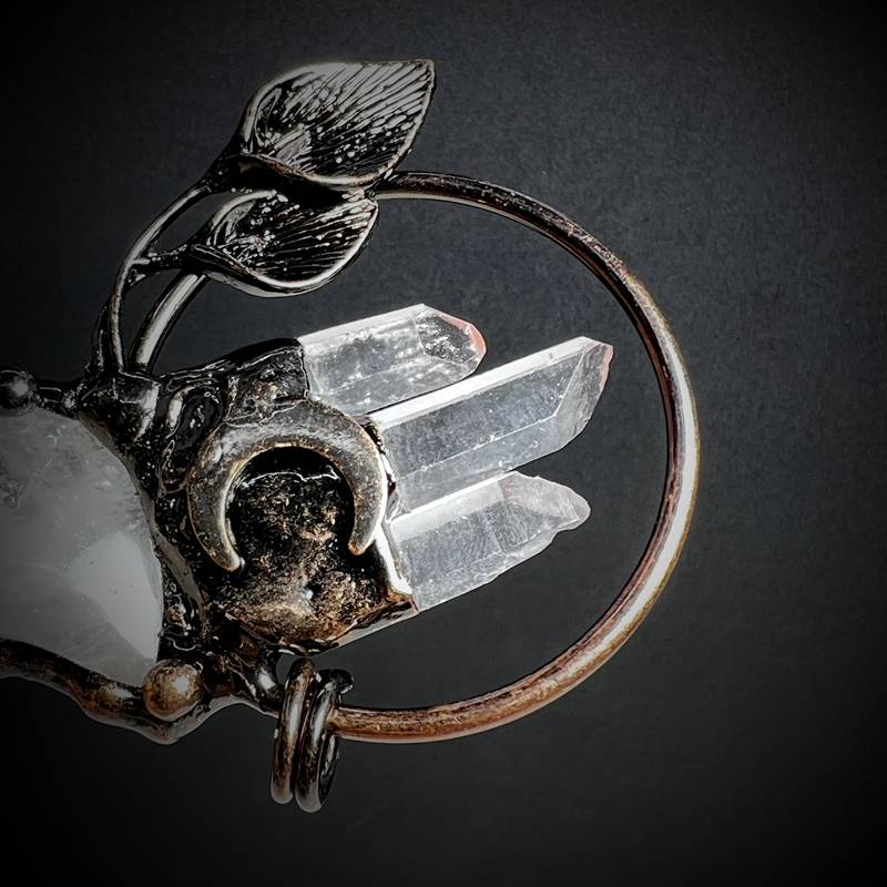 Collier avec pendentif en cristal transparent en forme de lune et de plante en pierres précieuses Olivenorma