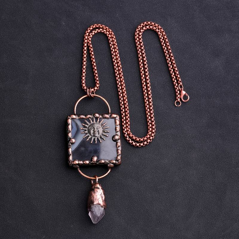 Collier en pierre précieuse irrégulière en agate noire du dieu solaire Olivenorma
