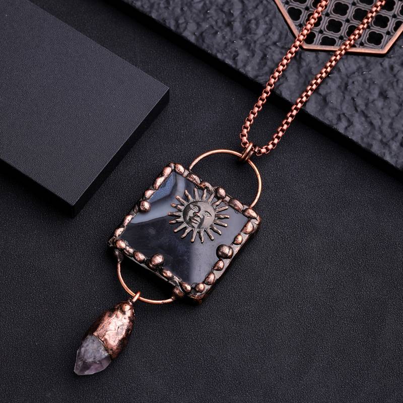 Collier en pierre précieuse irrégulière en agate noire du dieu solaire Olivenorma