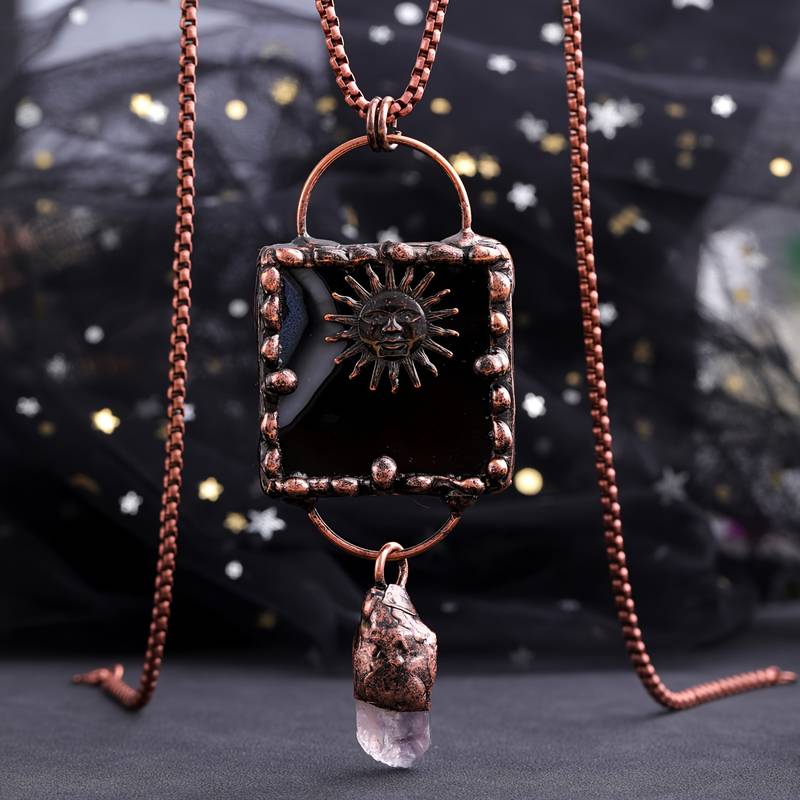 Collier en pierre précieuse irrégulière en agate noire du dieu solaire Olivenorma
