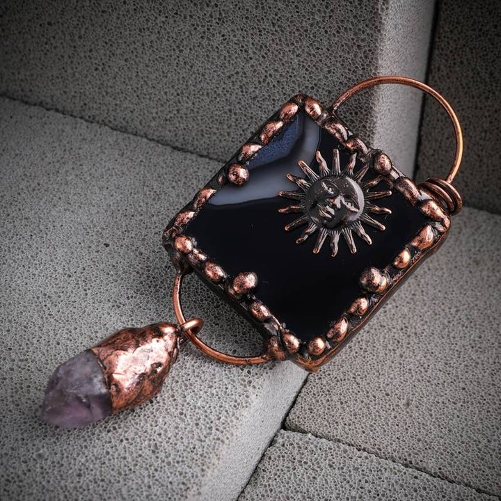 Collier en pierre précieuse irrégulière en agate noire du dieu solaire Olivenorma