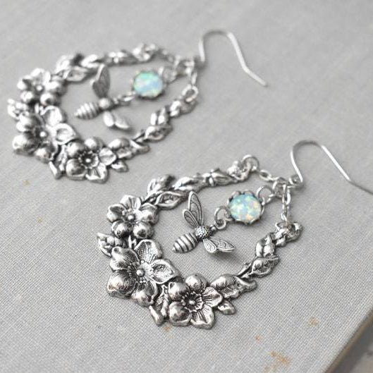 Boucles d'oreilles en forme d'abeille gravée en opale Olivenorma