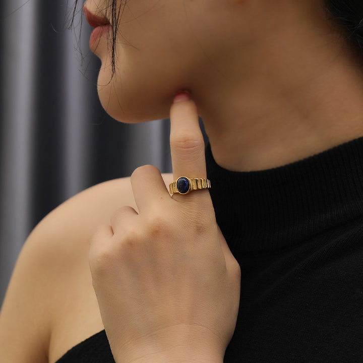 Bague en acier titane à motif vertical en or et lapis-lazuli Olivenorma