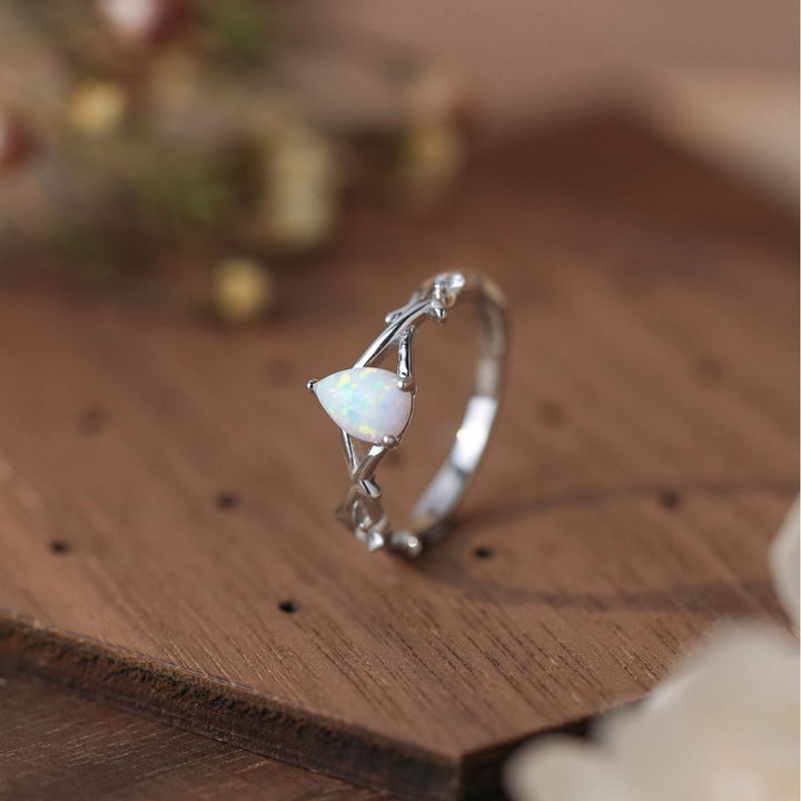 Bague Olivenorma en forme de goutte d'eau avec motif de vigne d'arbre en opale