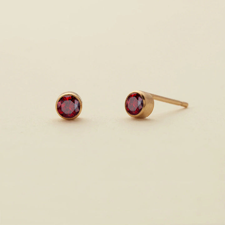 Boucles d'oreilles simples en zircon avec pierre de naissance Olivenorma