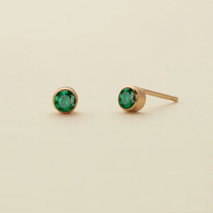 Boucles d'oreilles simples en zircon avec pierre de naissance Olivenorma