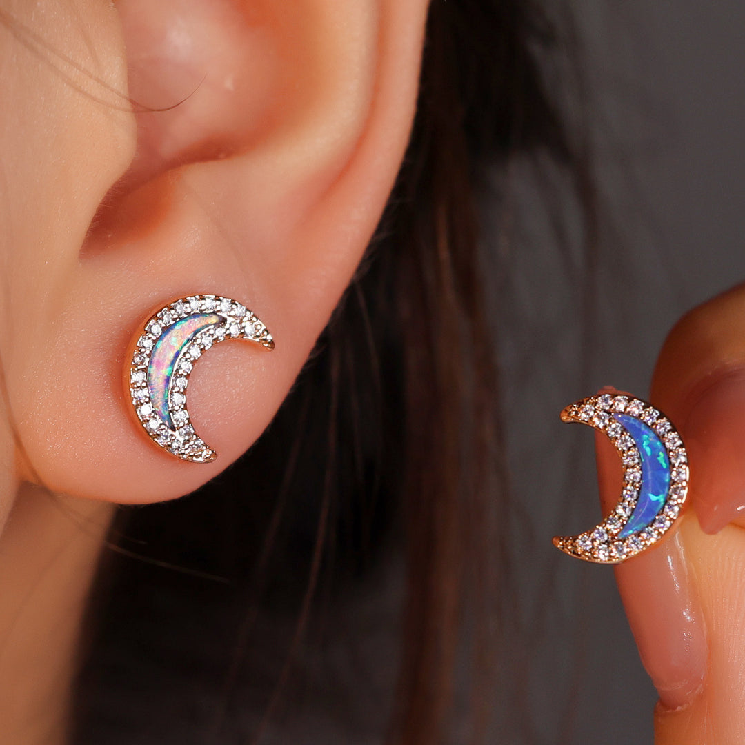 Boucles d'oreilles en forme de lune avec zircon bleu opale Olivenorma