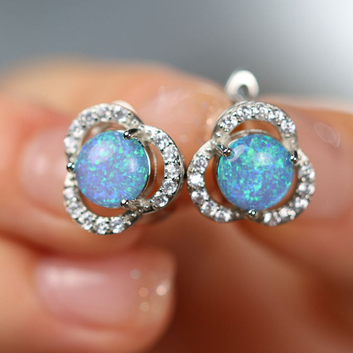 Boucles d'oreilles de luxe légères en forme de trèfle avec zircon blanc opale Olivenorma