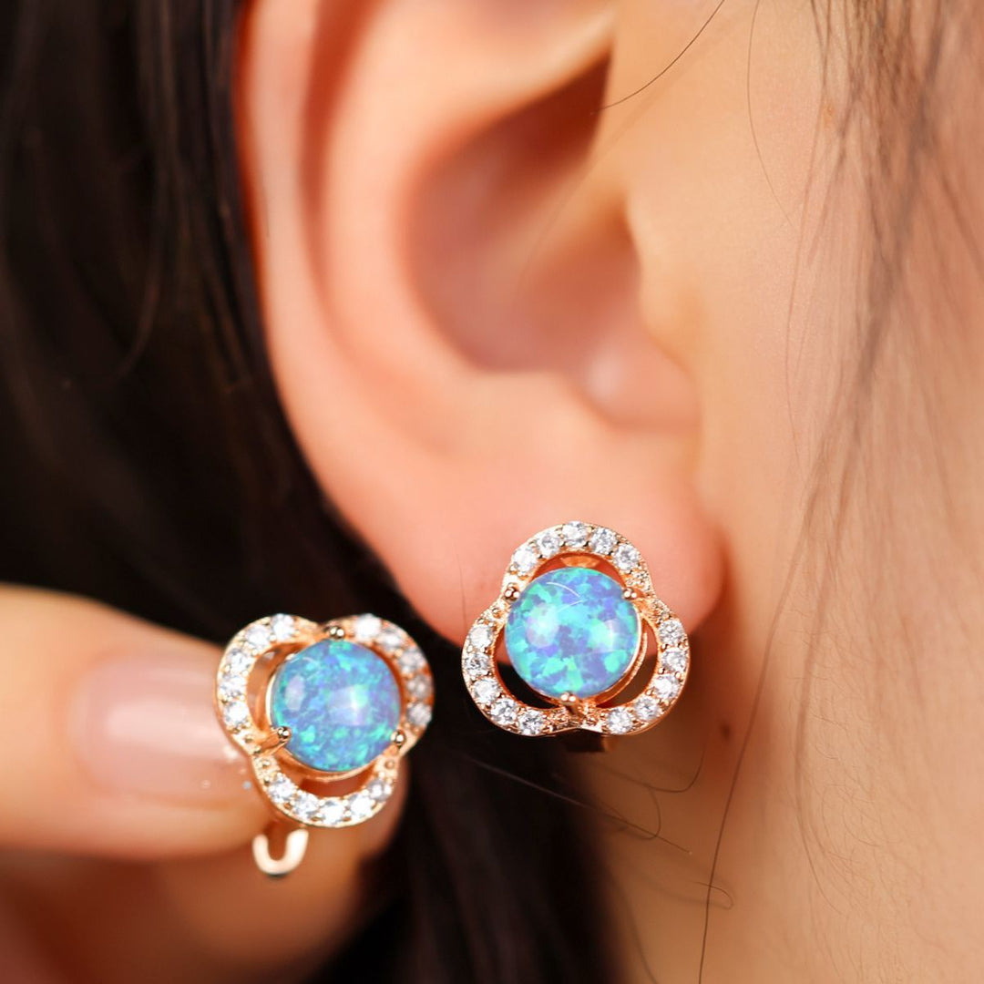Boucles d'oreilles de luxe légères en forme de trèfle avec zircon blanc opale Olivenorma