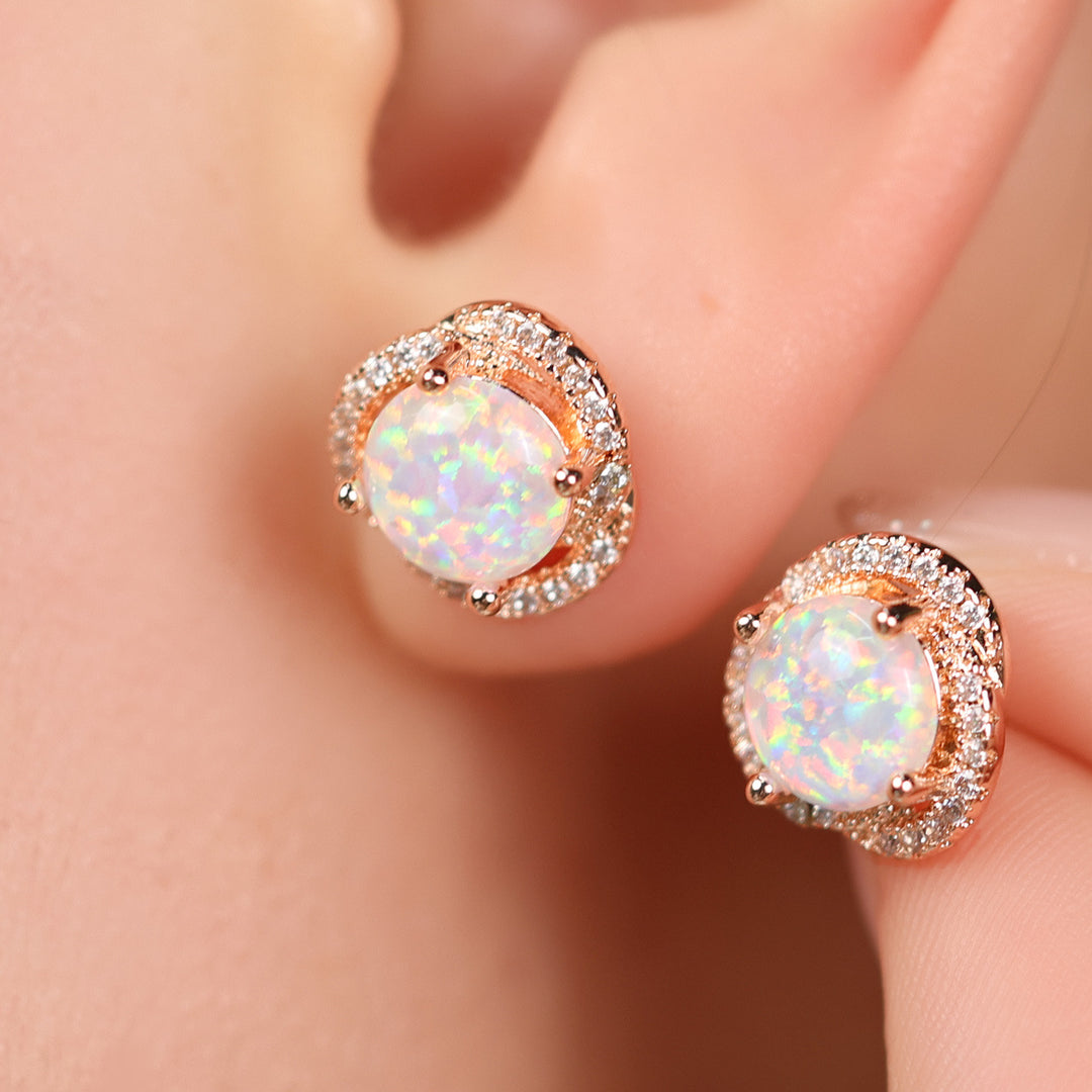 Boucles d'oreilles de luxe légères en forme de trèfle avec zircon blanc opale Olivenorma