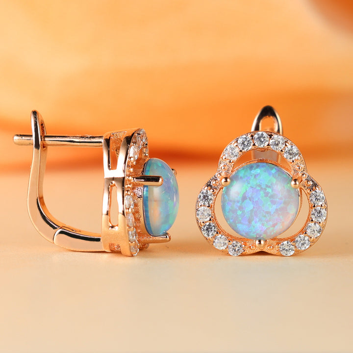 Boucles d'oreilles de luxe légères en forme de trèfle avec zircon blanc opale Olivenorma