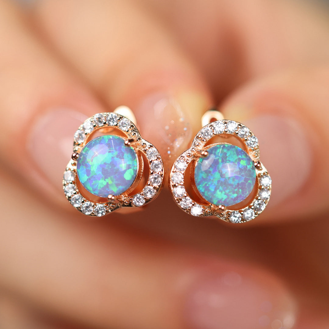 Boucles d'oreilles de luxe légères en forme de trèfle avec zircon blanc opale Olivenorma