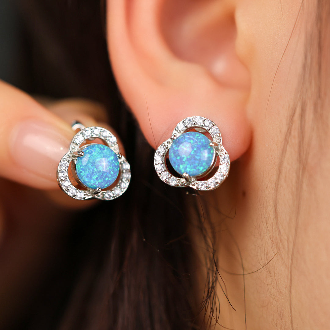 Boucles d'oreilles de luxe légères en forme de trèfle avec zircon blanc opale Olivenorma