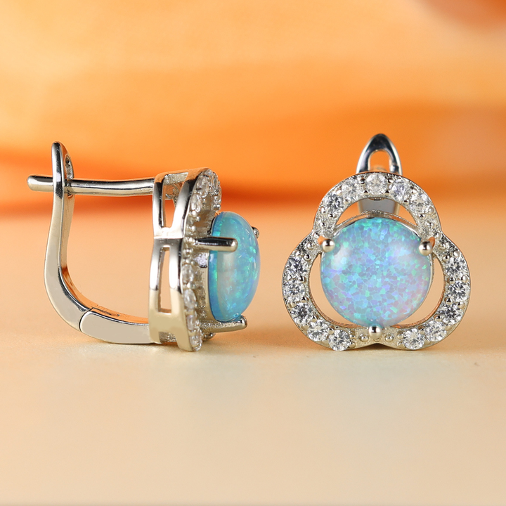 Boucles d'oreilles de luxe légères en forme de trèfle avec zircon blanc opale Olivenorma