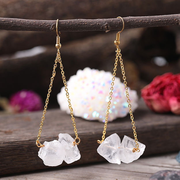 Boucles d'oreilles pendantes en chaîne dorée avec gravier de quartz naturel Olivenorma