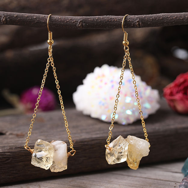 Boucles d'oreilles pendantes en chaîne dorée avec gravier de quartz naturel Olivenorma