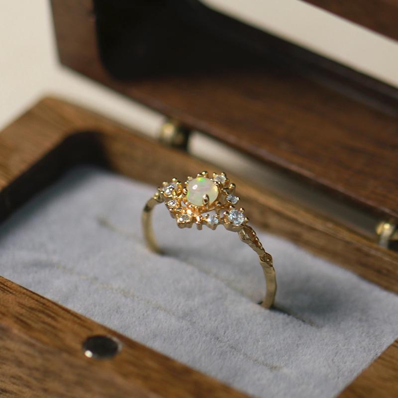 Bague de luxe légère en zircon blanc incrusté d'opale Olivenorma