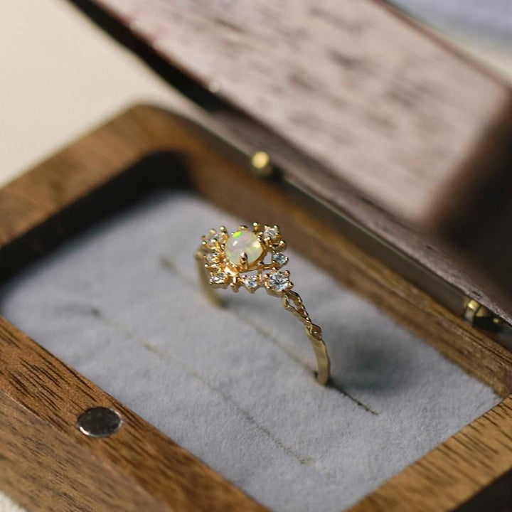 Bague de luxe légère en zircon blanc incrusté d'opale Olivenorma
