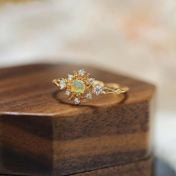 Bague de luxe légère en zircon blanc incrusté d'opale Olivenorma