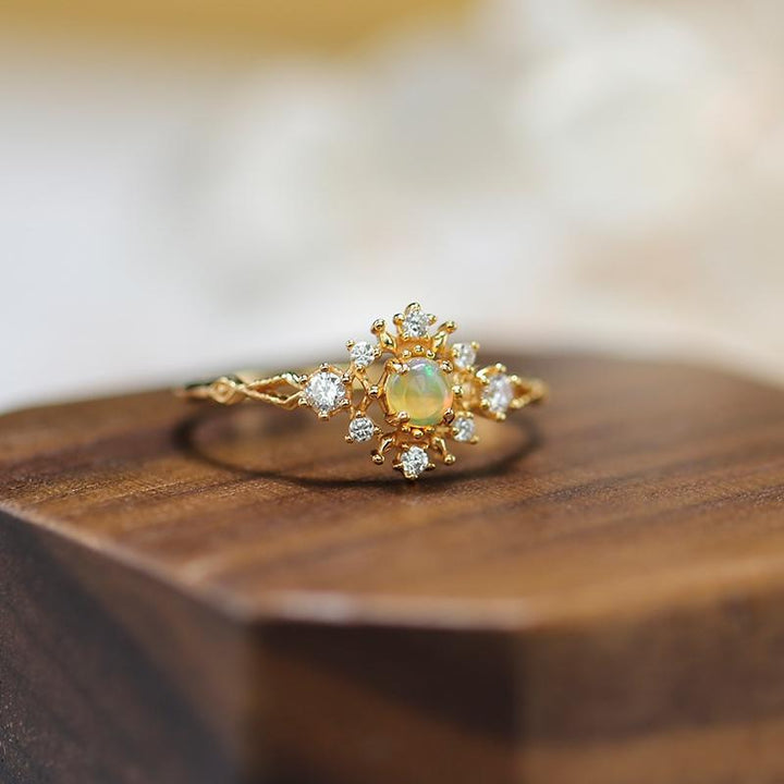 Bague de luxe légère en zircon blanc incrusté d'opale Olivenorma