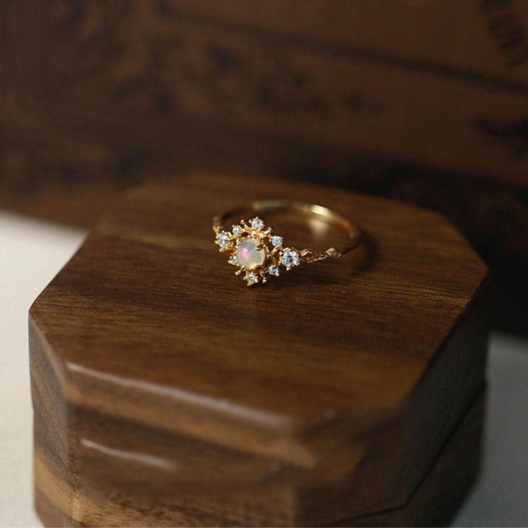 Bague de luxe légère en zircon blanc incrusté d'opale Olivenorma
