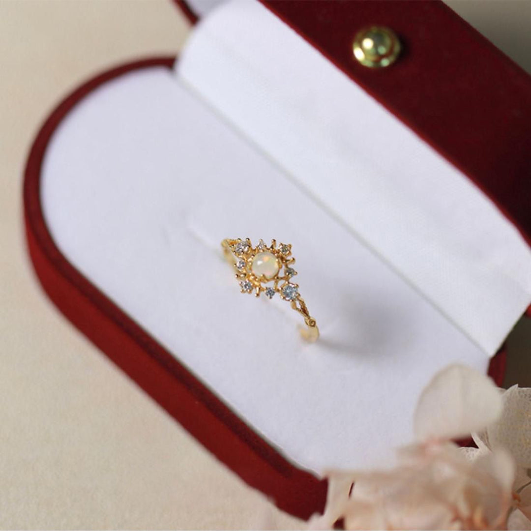 Bague de luxe légère en zircon blanc incrusté d'opale Olivenorma